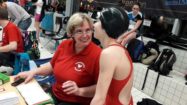 Trainerin freut sich über die Leistung einer Schwimmerin