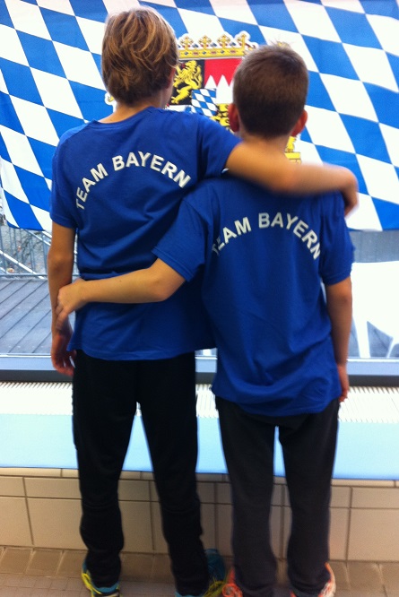 Zwei Schwimmer beim Jugendländervergleich in Aschaffenburg von Bayernflagge 