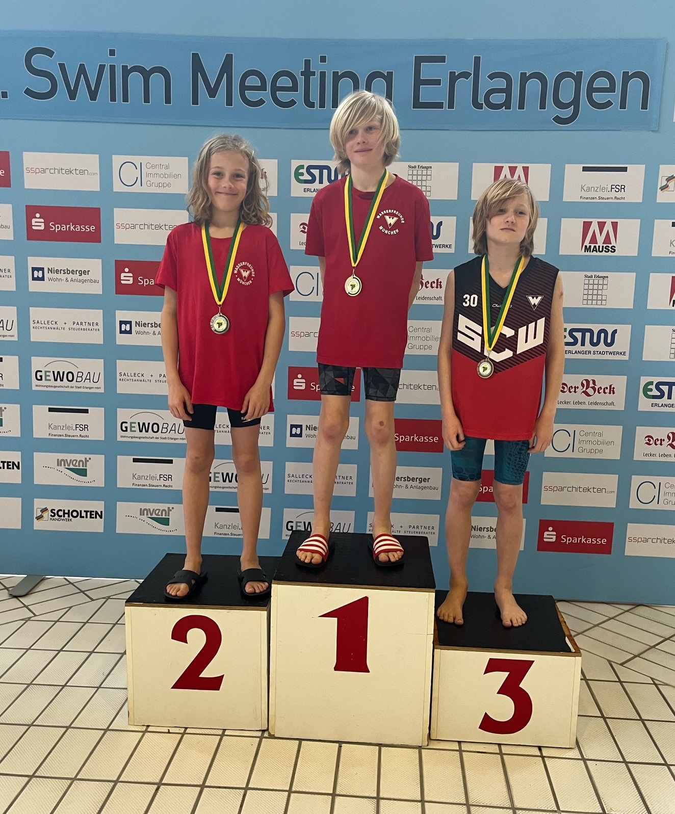 drei Schwimmer auf dem Siegertreppchen
